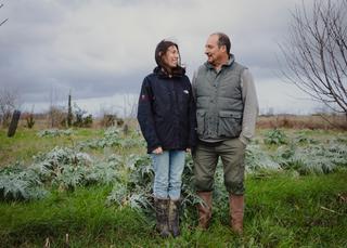 Armand Pein et sa compagne Aude-Lise Lemercier, maraîchers bio, sur leur champ d'artichauts, à Saint-Félix-de-Rieutord (Ariège), le 20 février 2026.