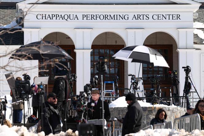 Devant le centre des performances artistiques de Chappaqua (Etat de New York), où Bill Clinton a témoigné devant la commission de la Chambre des représentants qui enquête sur les liens de personnalités avec Jeffrey Epstein, le 27&nbsp;février 2026.