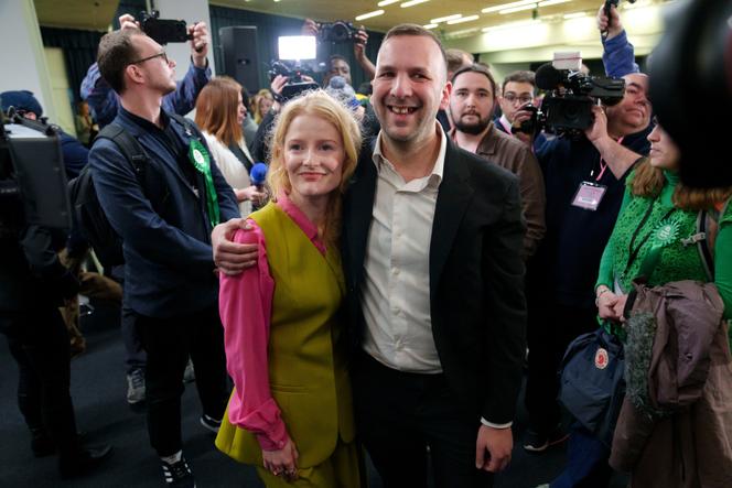 Hannah Spencer et Zack Polanski, du Green Party, lors de la soirée électorale de l’élection parlementaire partielle pour la circonscription de Gorton and Denton, à Manchester (Royaume-Uni), le 26&nbsp;février 2026.