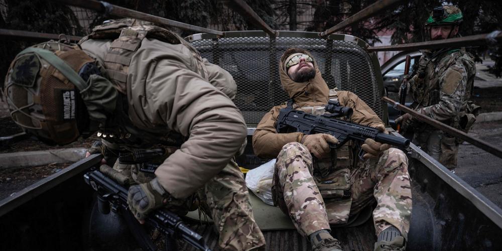 Des militaires ukrainiens du groupe d’évacuation du bataillon Alcatraz dans un pick-up près de Droujkivka, dans l’oblast de Donetsk, le 27 février 2026. - IRYNA RYBAKOVA / SERVICE DE PRESSE DE LA 93ᵉ BRIGADE MÉCANISÉE INDÉPENDANTE DES FORCES TERRESTRES UKRAINIENNES / AFP