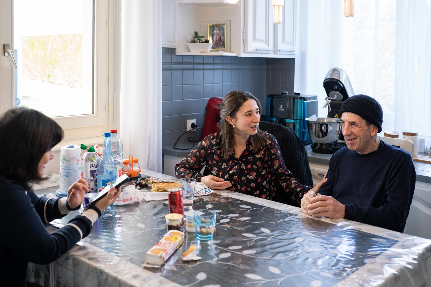 Laura, 28 ans, aidante, soutient les familles face à la maladie d’Alzheimer