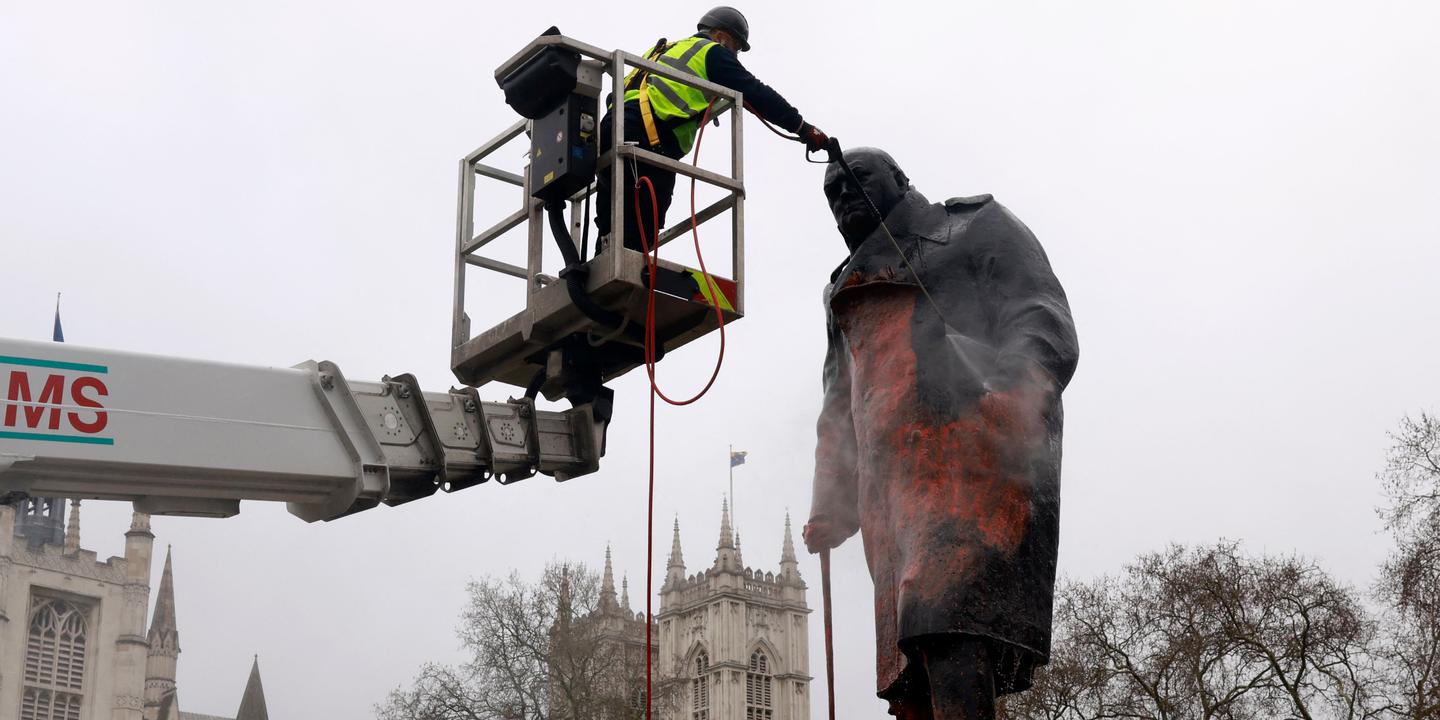 Londres : un homme arrêté après des graffitis propalestiniens sur la statue de Churchill
