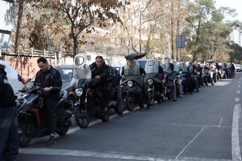 Une file d’attente pour faire le plein de carburant, dans une station-service de Téhéran après les frappes israéliennes et américaines contre l’Iran, le 28 février 2026.