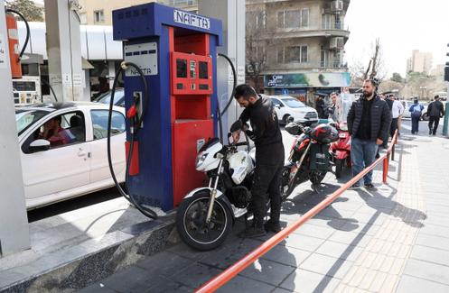 Les civils font la queue pour du carburant, dans une station-service de Téhéran après les frappes israéliennes et américaines contre l’Iran, le 28 février 2026.