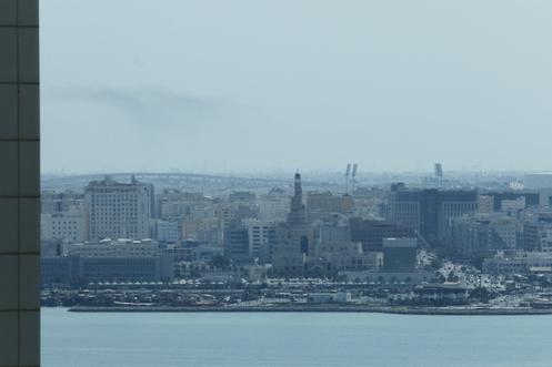 Fumées dans le ciel de Doha, le 28 février 2026.