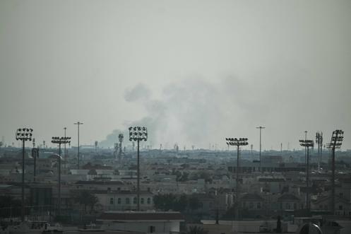 Un panache de fumée s’élève de la base d’Al-Udeid, au Qatar, qui héberge des appareils américains, le 28 février 2026.