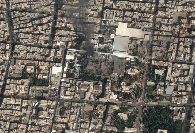 Imagem de satélite mostrando o complexo residencial do aiatolá Ali Khamenei, após um ataque aéreo, em Teerã, 28 de fevereiro de 2026.