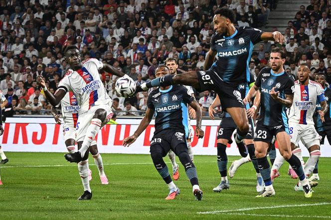 Moussa Niakhaté (à gauche) au duel avec Pierre-Emerick Aubameyang lors du match de Ligue 1&nbsp;entre Lyon et Marseille au Groupama Stadium de Décines-Charpieu, le 31&nbsp;août 2025.