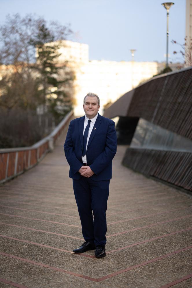   Raphaël Adam, prefeito (à esquerda) de Nanterre, em uma das ruas da prefeitura de Hauts-de-Seine, 4 de dezembro de 2025. 