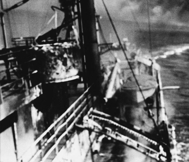 Le «&nbsp;USS Liberty&nbsp;» lors de l’attaque menée par des vedettes lance-torpilles israéliennes, à environ 24&nbsp;kilomètres au nord de la péninsule du Sinaï, dans les eaux internationales de la mer Méditerranée, le 8&nbsp;juin 1967. 