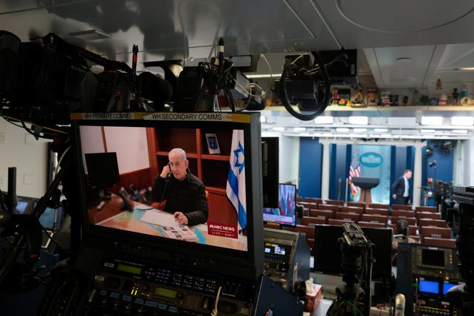O primeiro-ministro israelense, Benjamin Netanyahu, em uma tela de televisão na sala de imprensa da Casa Branca em Washington, 28 de fevereiro de 2026.