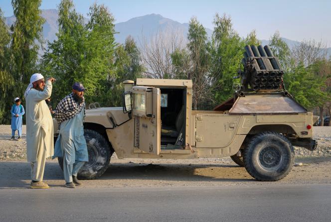Um lançador de foguetes em uma estrada em Momand Dara, província de Nangarhar, Afeganistão, 28 de fevereiro de 2026.