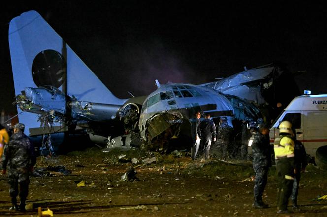 A l’aéroport d’El Alto, près de La&nbsp;Paz, le 27&nbsp;février&nbsp;2026, après le crash d’un avion militaire.