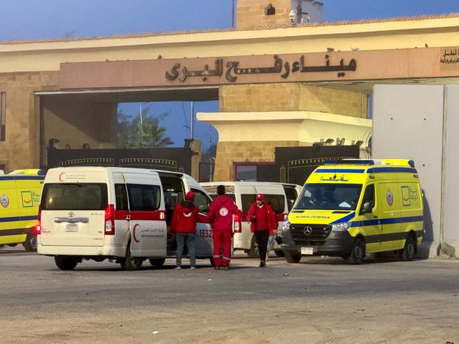 Ambulâncias egípcias cruzam a fronteira de Rafah, no lado egípcio, em 10 de fevereiro de 2026 (foto tirada com um celular). 