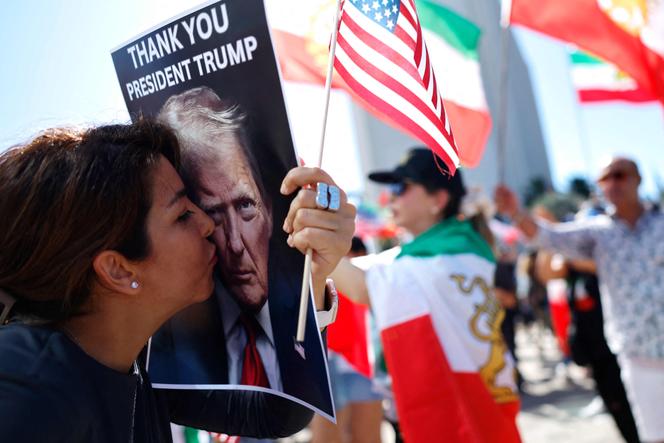 Lors d’une manifestation de membres de la communauté iranienne à Los Angeles, le 28 février 2026, après des frappes aériennes américaines et israéliennes sur l’Iran.