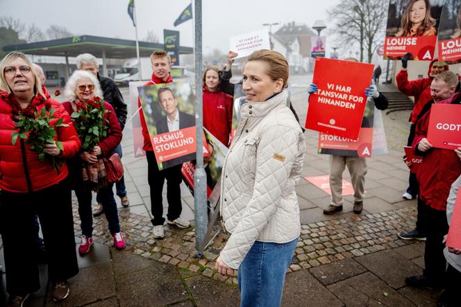 La première ministre du Danemark, Mette Frederiksen, lors de la campagne des élections législatives du 24 mars, à Frederikssund (Danemark), le 28 février 2026. 