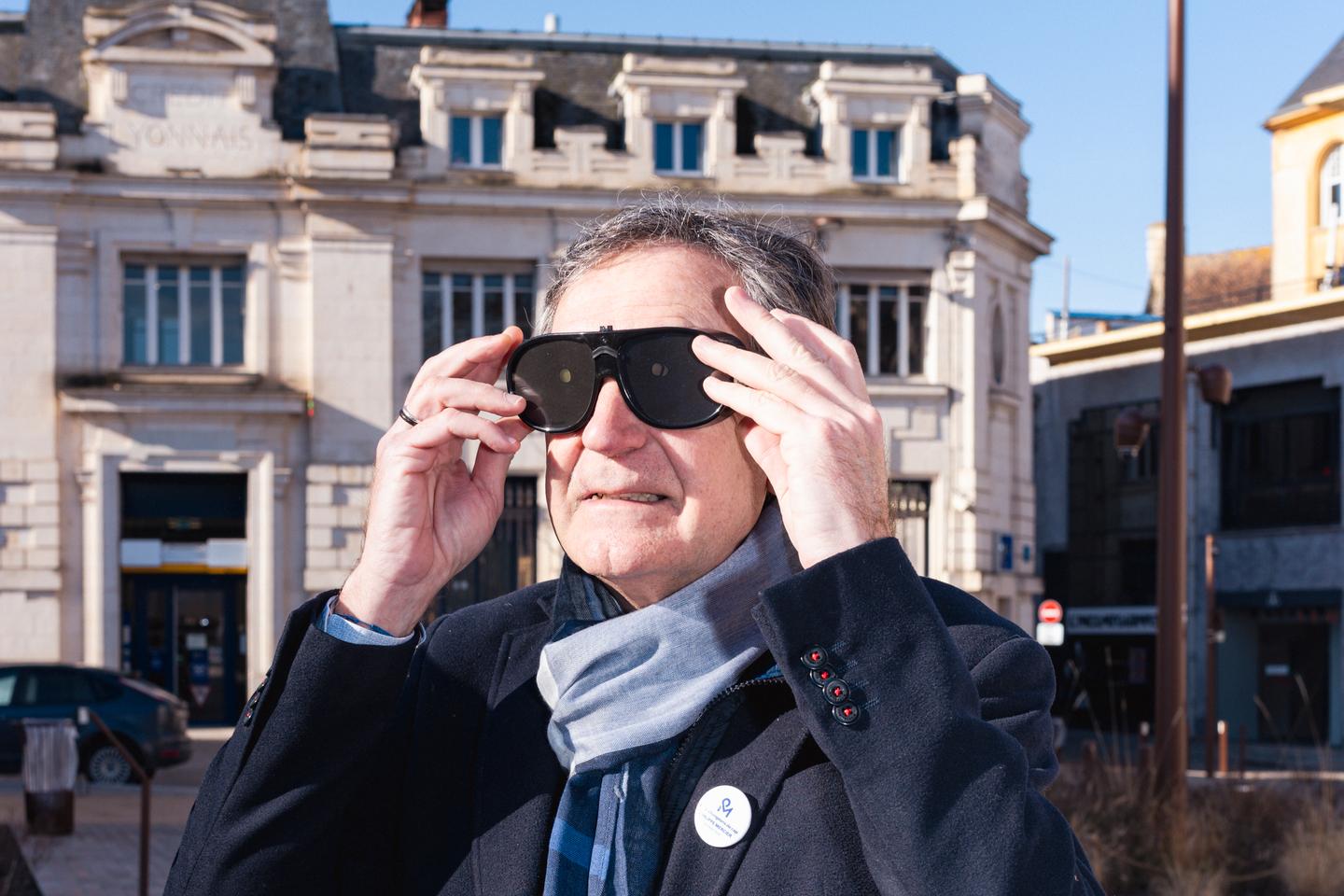 A Bourges, les candidats aux municipales expérimentent le handicap en ville : « Je ne pensais pas que c’était si difficile »