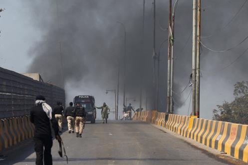 Des policiers pakistanais après la manifestation devant le consulat général des États-Unis, à Karachi, au Pakistan, le 1er mars 2026.
