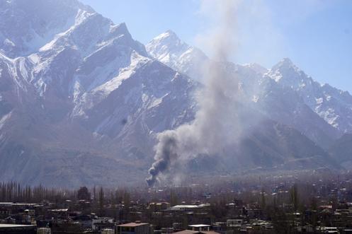 Des panaches de fumée s’élèvent après qu’un bâtiment des Nations unies a été incendié par des musulmans chiites lors d’une manifestation anti-américaine et anti-israélienne à Skardu, dans la région pakistanaise de Gilgit-Baltistan, le 1ᵉʳmars 2026.