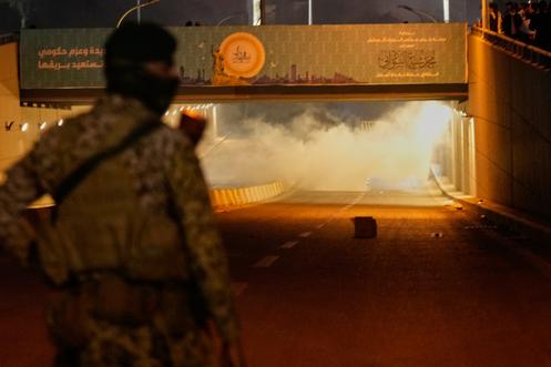 As forças de segurança disparam gás lacrimogêneo para dispersar os manifestantes, em uma ponte que leva à Zona Verde fortificada onde está localizada a embaixada dos EUA em Bagdá, em 1º de março de 2026.