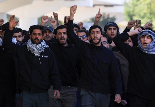 Des manifestants soutenant des groupes armés chiites irakiens protestent près de l’entrée de la zone ultra-sécurisée hébergeant l’ambassade des Etats-Unis à Bagdad, après la mort du Guide suprême iranien, l’ayatollah Ali Khamenei, dimanche 1ᵉʳ mars 2026.