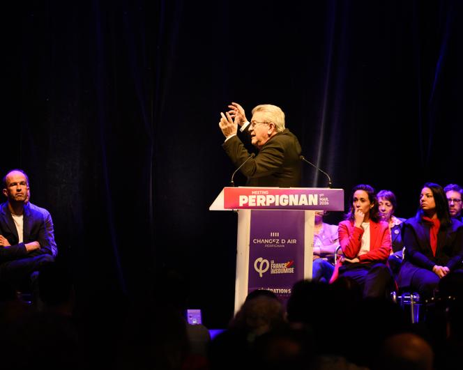 Jean-Luc Mélenchon, lors d’un meeting LFI, le 1er&nbsp;mars&nbsp;2026&nbsp;à Perpignan. 

