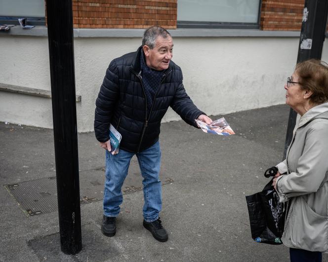 Lors d’un tractage du parti de l’Union de la droite et du centre pour les élections municipales, à Perpignan, le 28 février 2026.  

