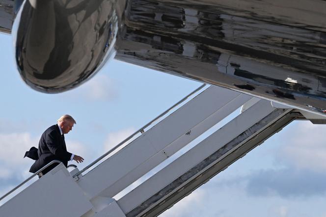Le président américain, Donald Trump, lors de son embarquement à bord d’Air Force One, après avoir annoncé l’attaque des Etats-Unis et d’Israël sur l’Iran, à l’aéroport de Palm Beach (Floride), le 1ᵉʳ mars 2026.