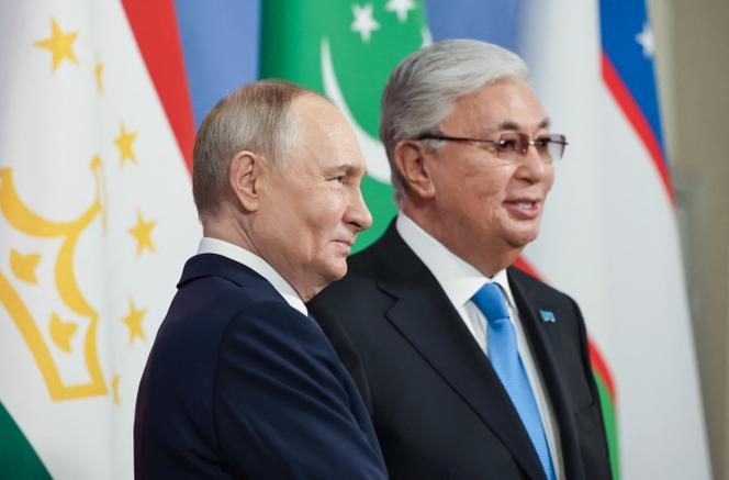 Les présidents russe, Vladimir Poutine, et kazakh, Kassym-Jomart Tokaïev, à Igora (Russie), le 25&nbsp;décembre 2024&nbsp;(photo diffusée par l’agence de presse russe Sputnik). 