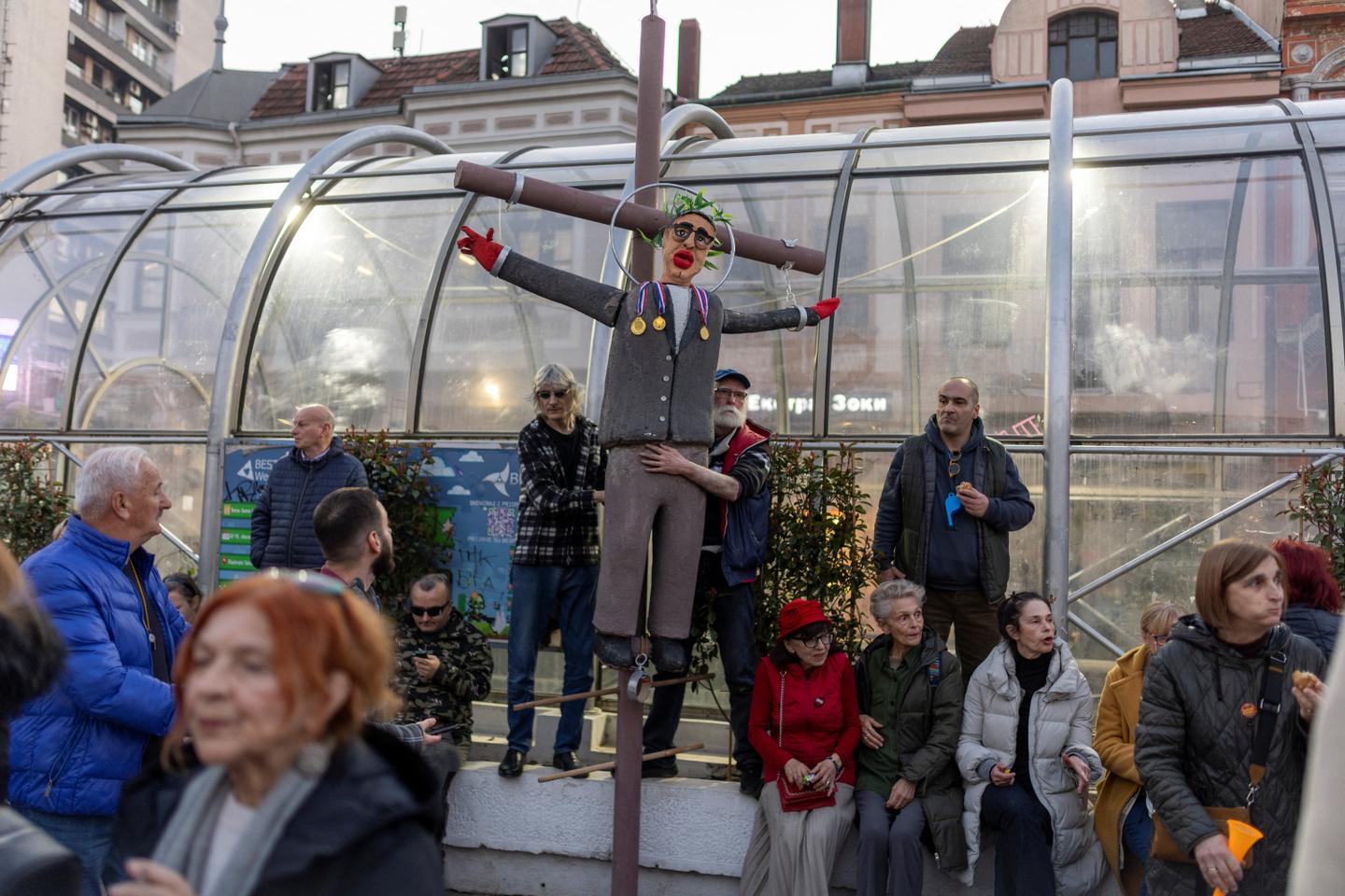 En Serbie, le président Aleksandar Vucic proclame la victoire aux municipales partielles sur fond de violences
