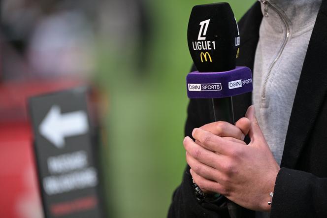 Un micro de la chaîne BeIN Sports, en marge d’un match de Ligue&nbsp;1&nbsp;entre le Stade rennais et l’OGC Nice, à Rennes, le 10&nbsp;mai 2025.
