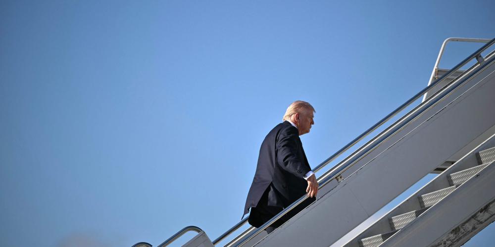 Le président américain Donald Trump monte à bord d’Air Force One avant de quitter l’aéroport international de Palm Beach, en Floride, le 1er mars 2026.. - MANDEL NGAN/AFP