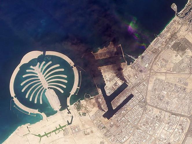 Cette image satellite, fournie par Planet Labs PBC le 2 mars 2026, montre une frappe proche de l’île artificielle de Palm Jumeirah à Dubai.