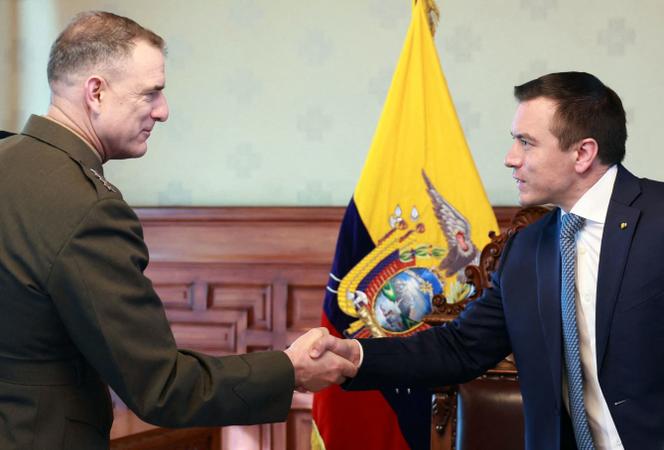Le général Francis Donovan, chef du commandement sud des Etats-Unis (à gauche), serrant la main du président équatorien, Daniel Noboa, lors d’une réunion à Quito, le 2 mars 2026. Photo fournie par la présidence équatorienne.
