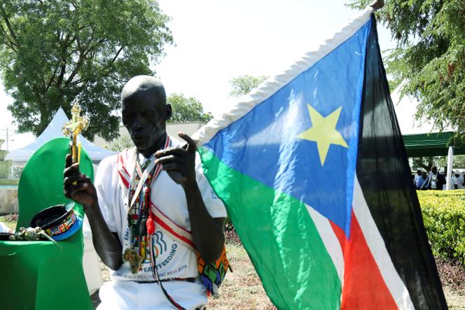 Un homme tient un drapeau du Soudan du Sud lors d’une journée nationale de prière pour la paix, organisée par le président du pays, Salva Kiir, à Juba, le 19 septembre 2019. 
