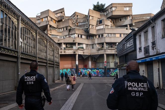 Une patrouille municipale dans le quartier de la basilique Saint-Denis, à Saint-Denis, le 15 décembre 2025.
