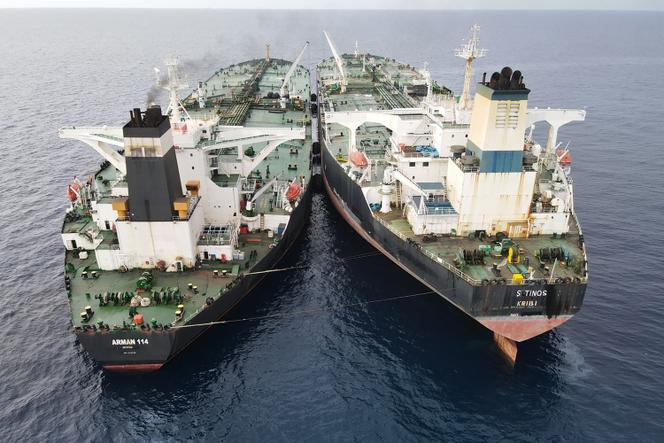 Un navire battant pavillon iranien et un navire battant pavillon camerounais soupçonnés de procéder à un transbordement illégal dans les eaux de la zone économique exclusive de l’Indonésie. Photo prise le 7&nbsp;juillet&nbsp;2023&nbsp;et publiée le 11&nbsp;juillet par l’Agence indonésienne de sécurité maritime.