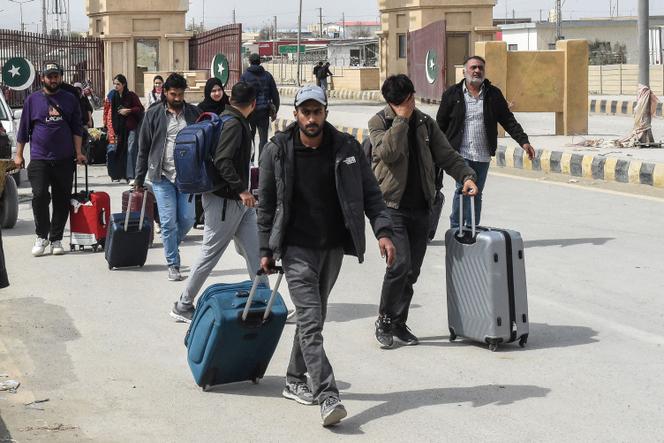 Des ressortissants pakistanais revenant d’Iran à Taftan, dans la province du Baloutchistan, le 2 mars 2026.