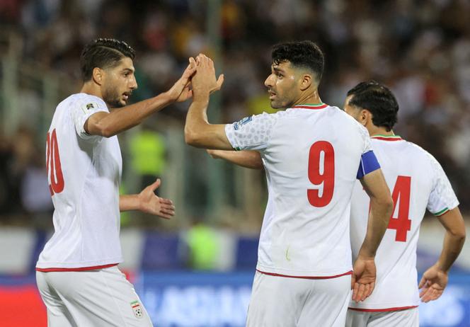 Les joueurs de l’équipe nationale iranienne Mehdi Taremi et Mohammad Mohebi lors du match des qualifications de la zone Asie pour la Coupe du monde 2026 face à la Corée du Nord, au stade Azadi, à Téhéran, le 10 juin 2025.
