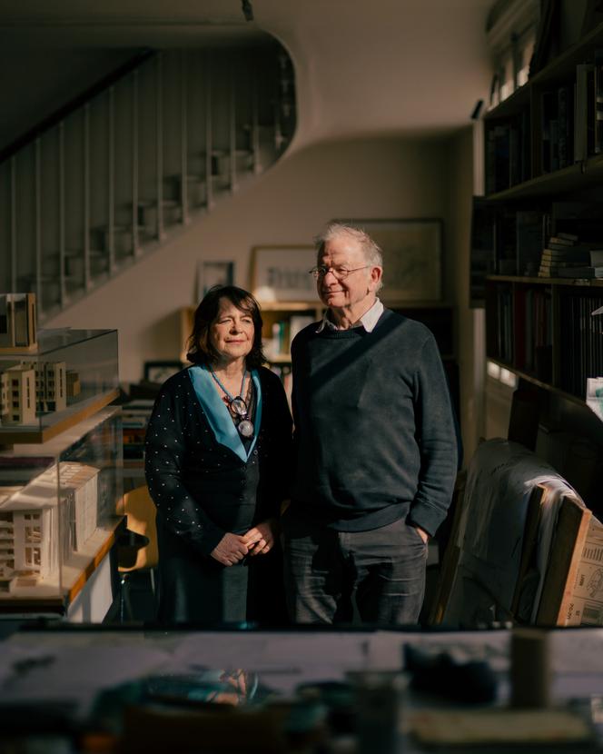 Les architectes Aline et Jean Harari, dans leur atelier de la rue du Faubourg-Saint-Antoine, à Paris, le 2 mars 2026.