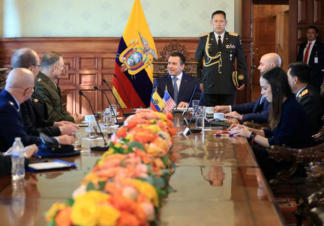 Le président équatorien, Daniel Noboa, pendant une réunion avec le chef du commandement sud des Etats-Unis, le général Francis Donovan, au palais présidentiel, à Quito, le 2&nbsp;mars 2026. 