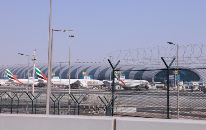 Des avions stationnés au terminal 3 de l’aéroport de Dubaï (Emirats arabes unis), le 2 mars 2026. 