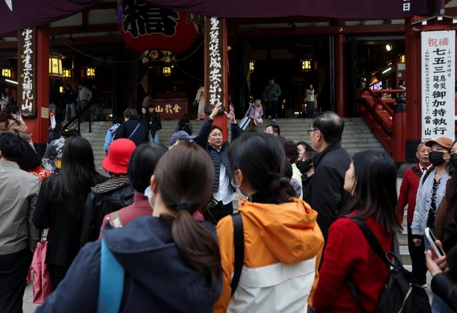 Un groupe de touristes chinois au temple Sensoji, à Tokyo, le 18&nbsp;novembre 2025.