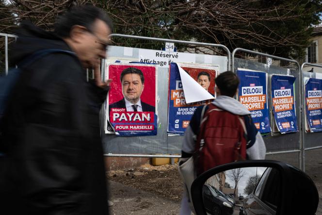 Des affiches électorales en faveur de Benoît Payan (union de la gauche) et Sébastien Delogu (La France insoumise), à Marseille, le 2 mars 2026, avant le premier tour des municipales. 