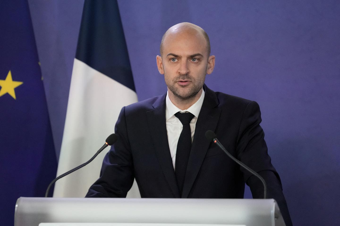 French foreign minister urges de-escalation in call with Iranian counterpart