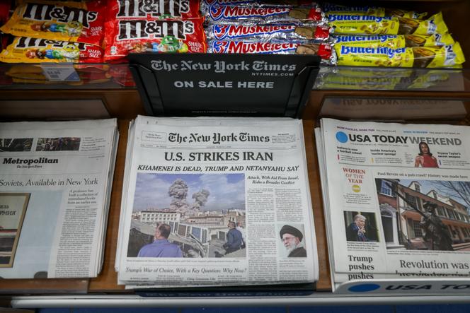Jornais em banca de imprensa no aeroporto John F. Kennedy, um dia após o ataque israelense-americano ao Irã, em Nova York, 1º de março de 2026.