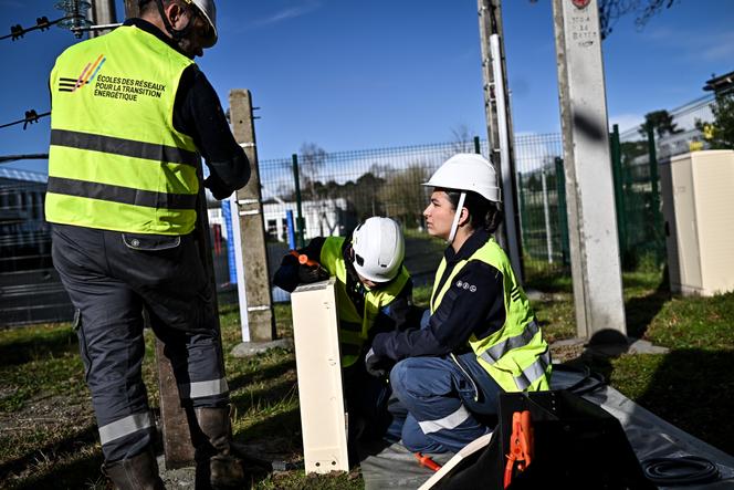 Lilya Amarni, une élève du lycée professionnel Philadelphe-de-Gerde et Marc Dominguez, professeur associé Enedis, à Pessac (Gironde), le 3&nbsp;février&nbsp;2026.
