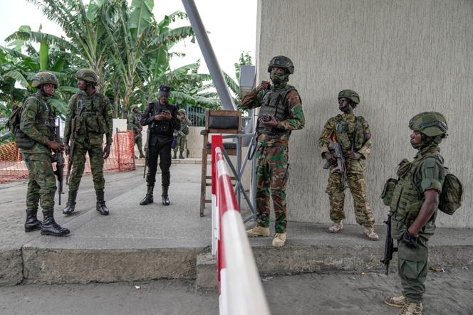 Des rebelles du M23&nbsp;négocient avec l’armée rwandaise, au poste frontière de Gisenyi (République démocratique du Congo), le 29&nbsp;janvier 2025.