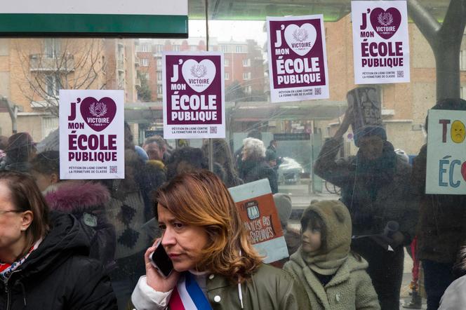 Le syndicat du primaire FSU-SNUipp proteste contre la suppression de postes d’enseignants, devant le rectorat de Paris, le 11&nbsp;février 2025.