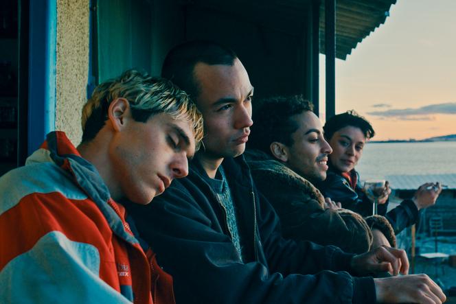 Théo Augier (Charlie), Oscar Louis Högström (Nino), Bilal Hassani (Malik) et Mara Taquin (Lale) dans « Nino dans la nuit », de Laurent Micheli.